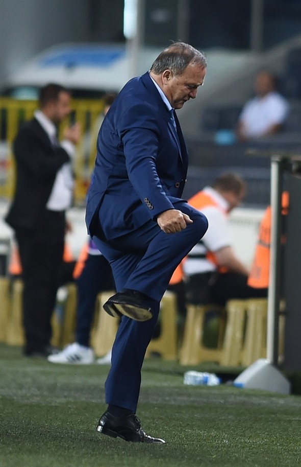 Sakinliğiyle bilinen Advocaat çileden çıktı! 3