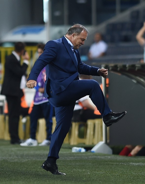 Sakinliğiyle bilinen Advocaat çileden çıktı! 7