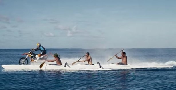 Dalgaların üzerinde motosiklet şov 10