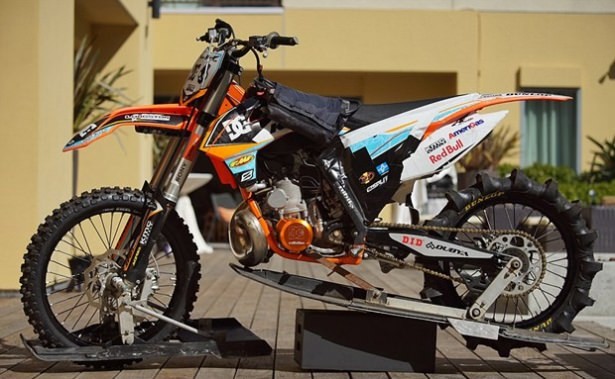 Dalgaların üzerinde motosiklet şov 12