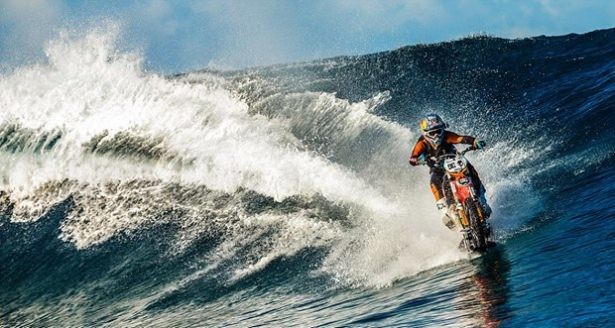 Dalgaların üzerinde motosiklet şov 2