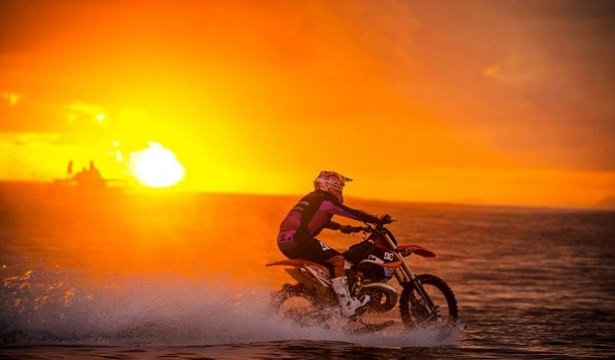 Dalgaların üzerinde motosiklet şov 4