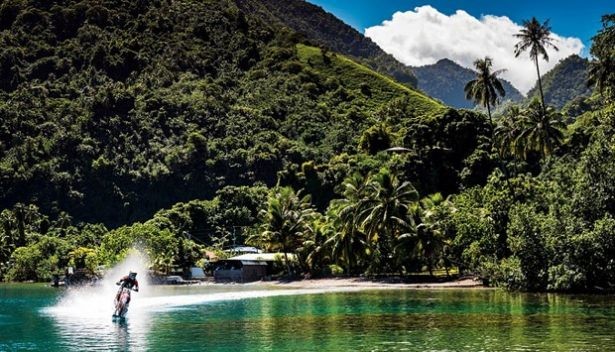 Dalgaların üzerinde motosiklet şov 5