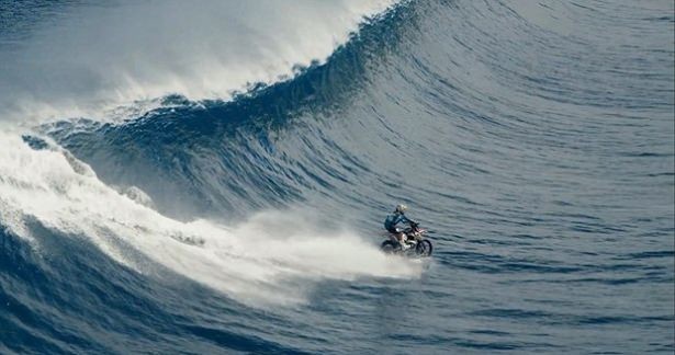 Dalgaların üzerinde motosiklet şov 6