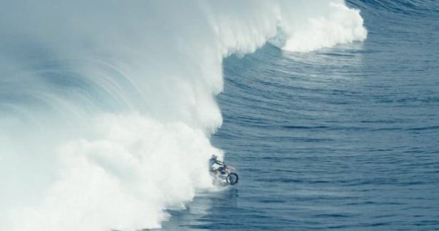 Dalgaların üzerinde motosiklet şov 7