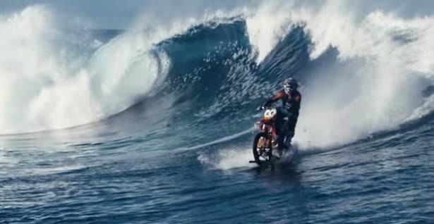 Dalgaların üzerinde motosiklet şov 8