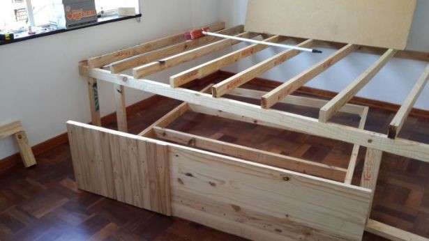 Yatak odasını home office yaptı 12