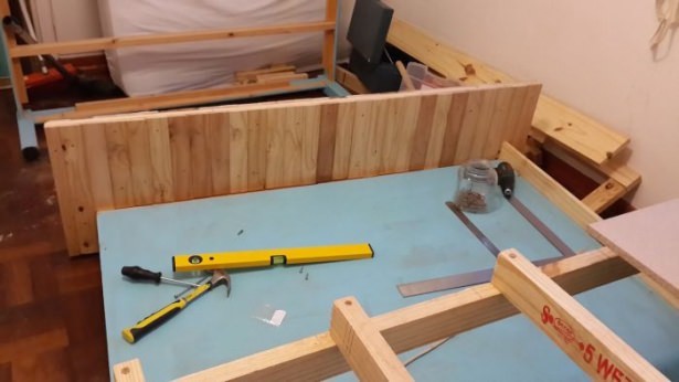 Yatak odasını home office yaptı 13