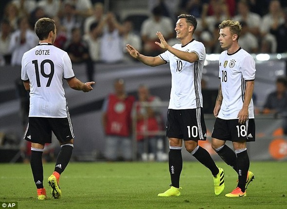 Mesut Özil maaşına zam dışında bir isteği daha var... 5