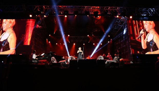 Sezen Aksu gençlik dönemlerine geri döndü 2