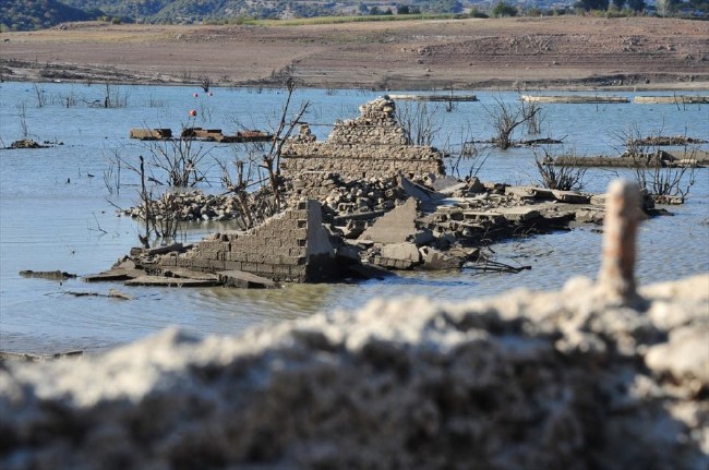 Sular altında kalan köy yıllar sonra ortaya çıktı 18