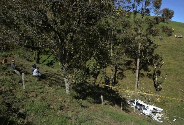 Uçak kazasından nasıl kurtulduklarını anlattılar 14