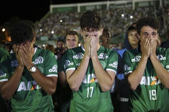 Yüzbinlerce kişi Chapecoense için statlara koştu 17