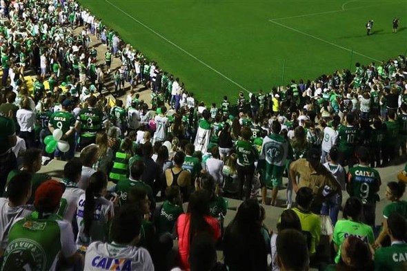 Yüzbinlerce kişi Chapecoense için statlara koştu 21
