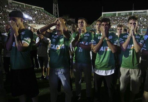 Yüzbinlerce kişi Chapecoense için statlara koştu 3