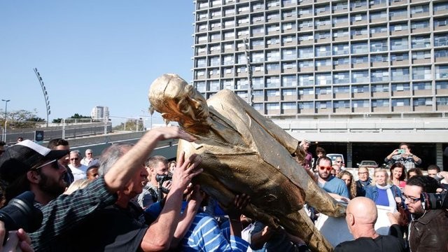 İsrailliler Netanyahu'nun heykelini yıktı 1