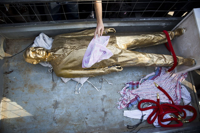 İsrailliler Netanyahu'nun heykelini yıktı 10