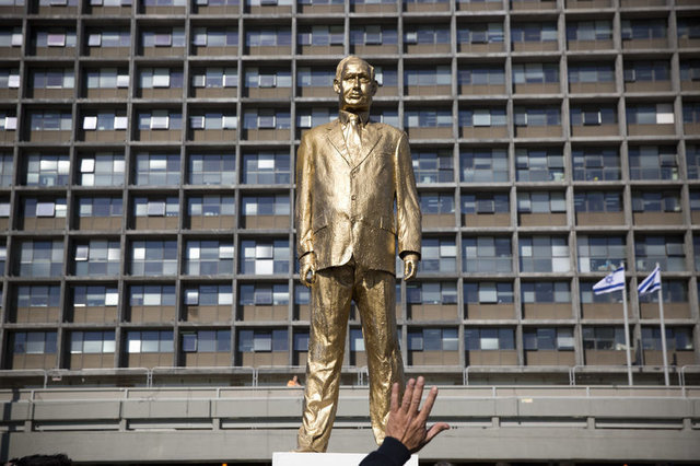 İsrailliler Netanyahu'nun heykelini yıktı 13