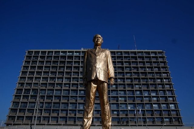 İsrailliler Netanyahu'nun heykelini yıktı 15