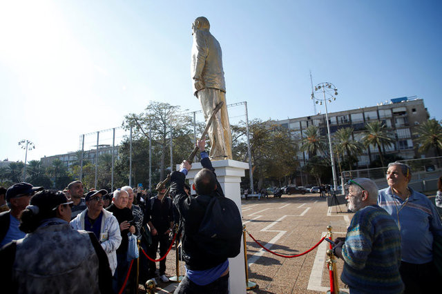 İsrailliler Netanyahu'nun heykelini yıktı 16