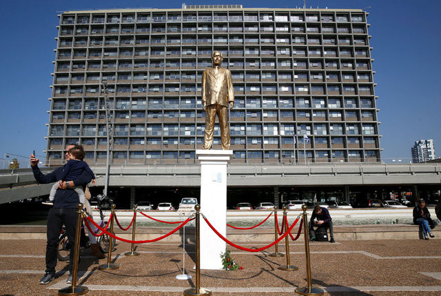 İsrailliler Netanyahu'nun heykelini yıktı 17