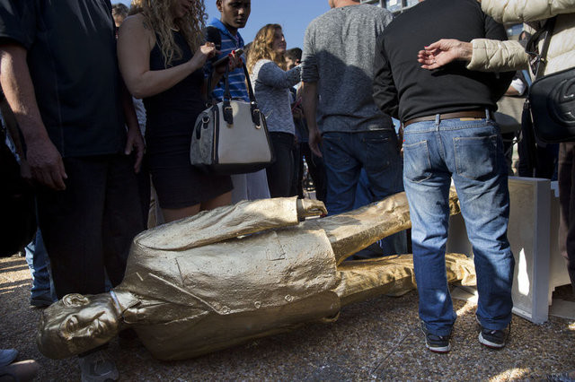 İsrailliler Netanyahu'nun heykelini yıktı 18