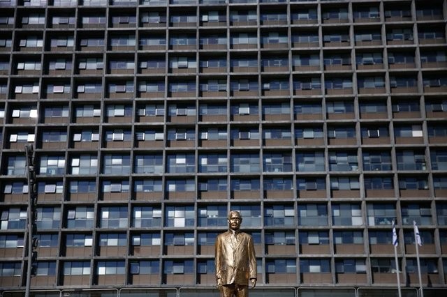 İsrailliler Netanyahu'nun heykelini yıktı 19