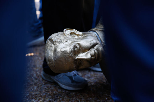 İsrailliler Netanyahu'nun heykelini yıktı 2