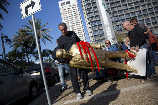 İsrailliler Netanyahu'nun heykelini yıktı 21