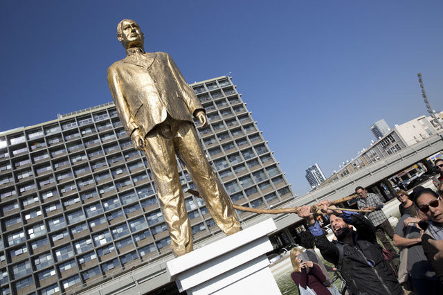 İsrailliler Netanyahu'nun heykelini yıktı 22