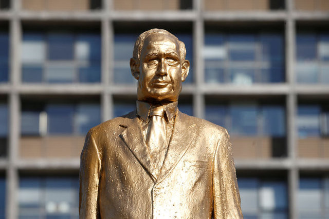 İsrailliler Netanyahu'nun heykelini yıktı 24