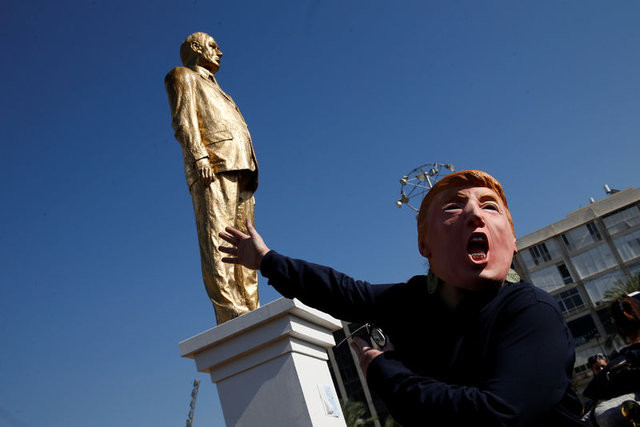 İsrailliler Netanyahu'nun heykelini yıktı 27