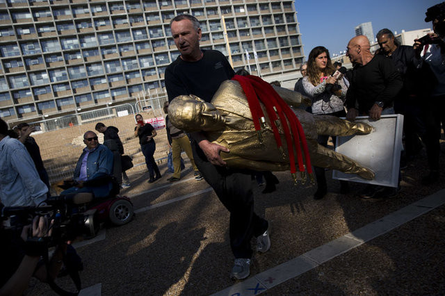 İsrailliler Netanyahu'nun heykelini yıktı 28