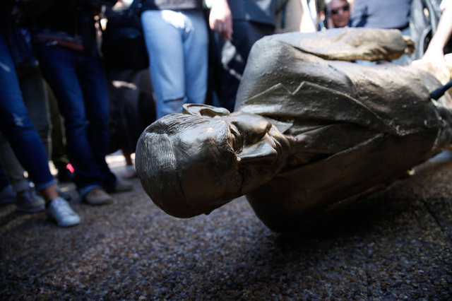 İsrailliler Netanyahu'nun heykelini yıktı 30