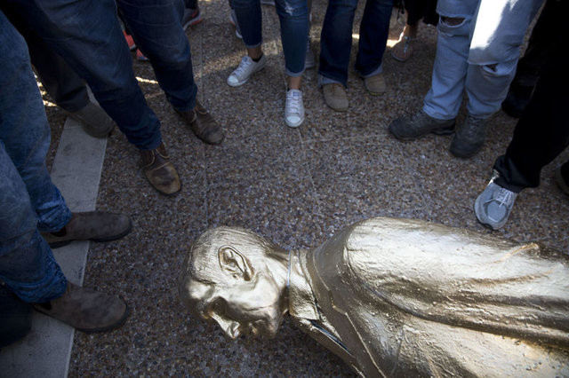 İsrailliler Netanyahu'nun heykelini yıktı 31