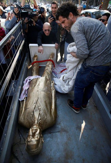 İsrailliler Netanyahu'nun heykelini yıktı 33