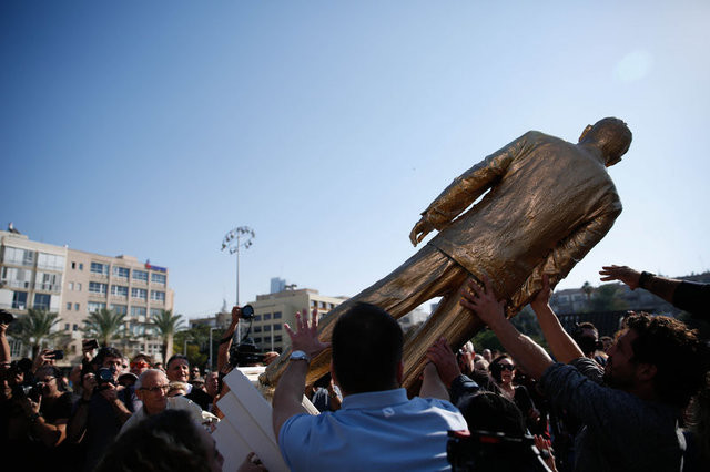 İsrailliler Netanyahu'nun heykelini yıktı 34