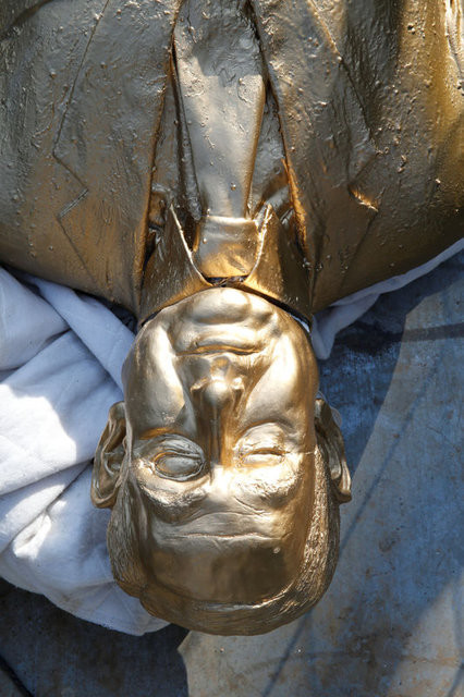 İsrailliler Netanyahu'nun heykelini yıktı 36