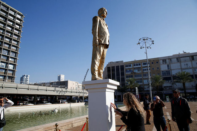 İsrailliler Netanyahu'nun heykelini yıktı 37