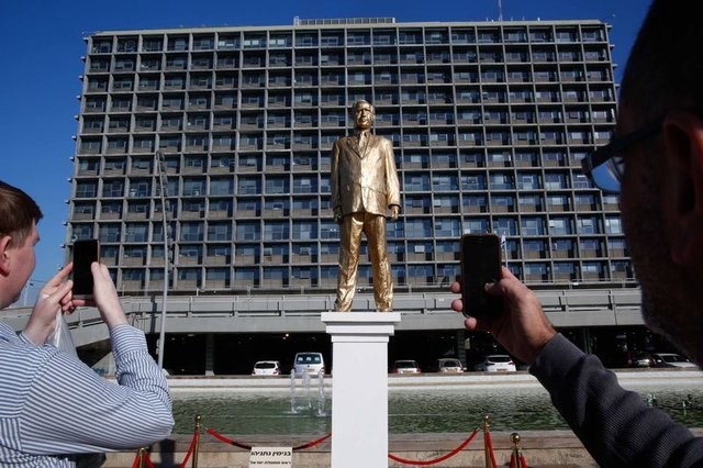 İsrailliler Netanyahu'nun heykelini yıktı 38