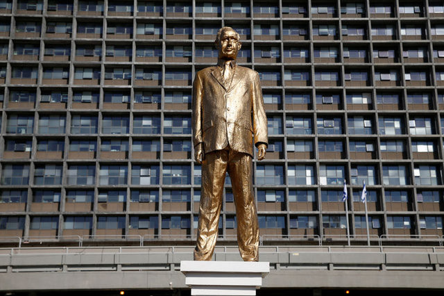 İsrailliler Netanyahu'nun heykelini yıktı 4