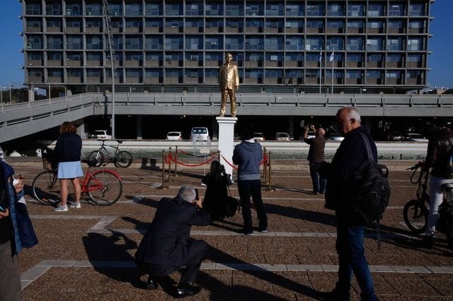 İsrailliler Netanyahu'nun heykelini yıktı 5