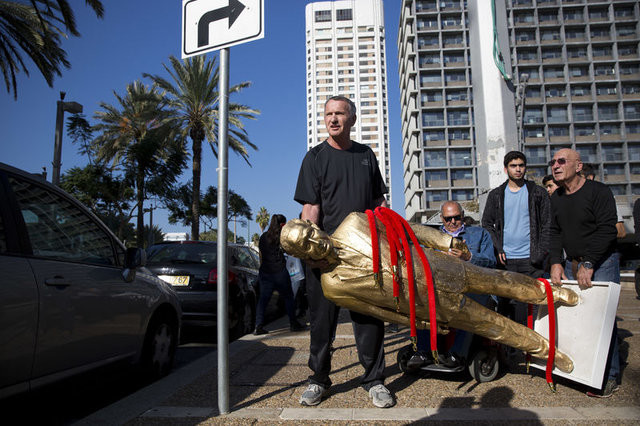 İsrailliler Netanyahu'nun heykelini yıktı 6