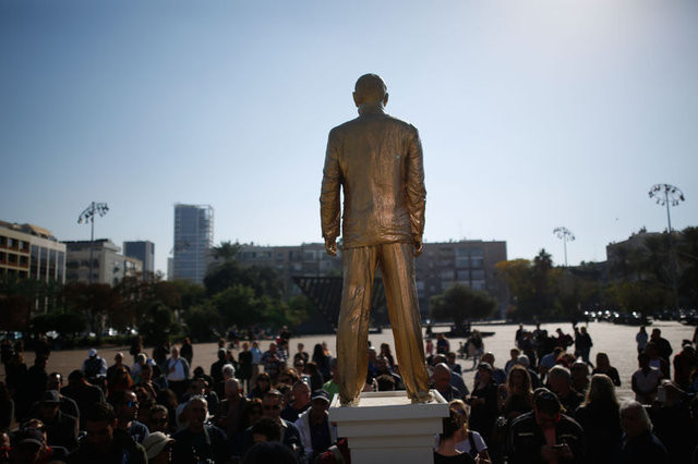 İsrailliler Netanyahu'nun heykelini yıktı 8