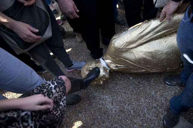 İsrailliler Netanyahu'nun heykelini yıktı 9