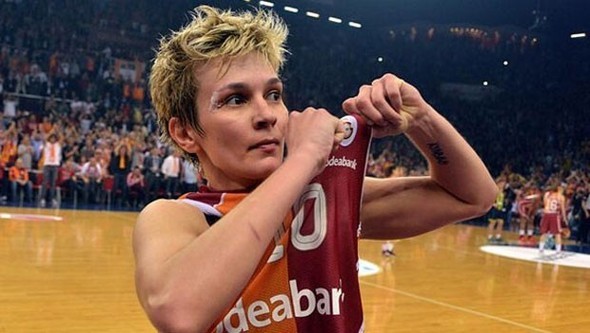 Beşiktaş'taki alçak saldırıya ünlülerin tepkileri 6