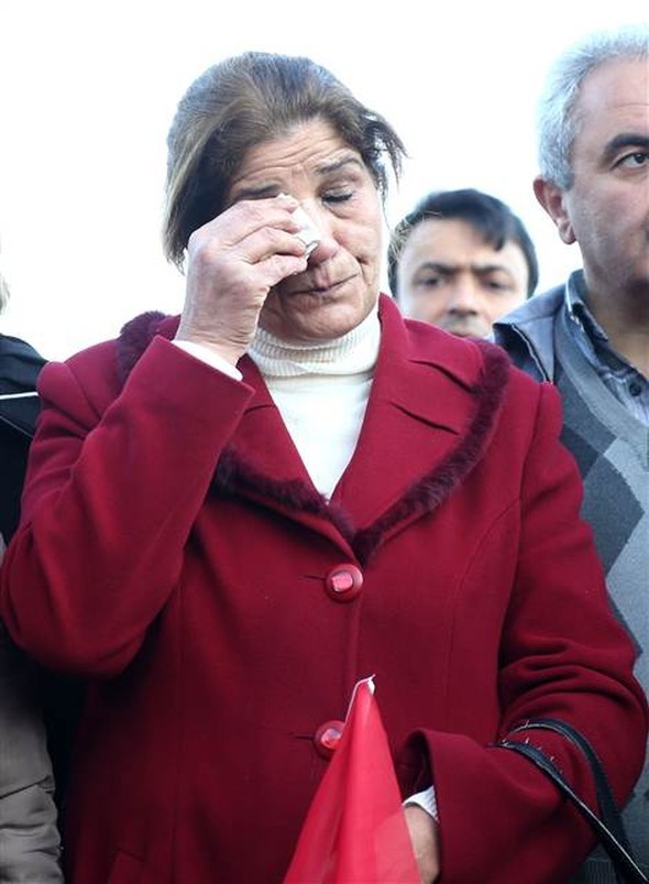 Türkiye şehitlerine ağlıyor 10