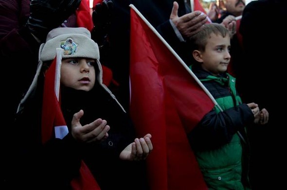 Türkiye şehitlerine ağlıyor 11