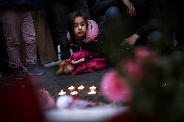 Türkiye şehitlerine ağlıyor 12