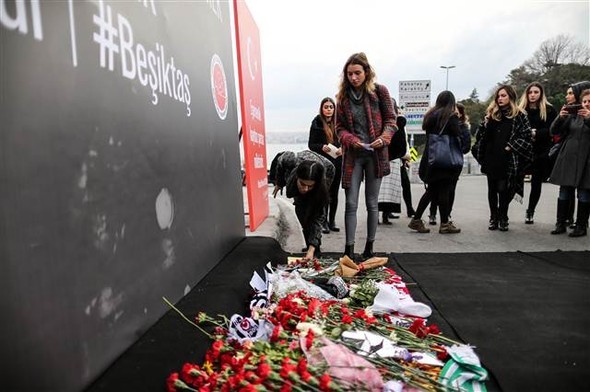 Türkiye şehitlerine ağlıyor 16